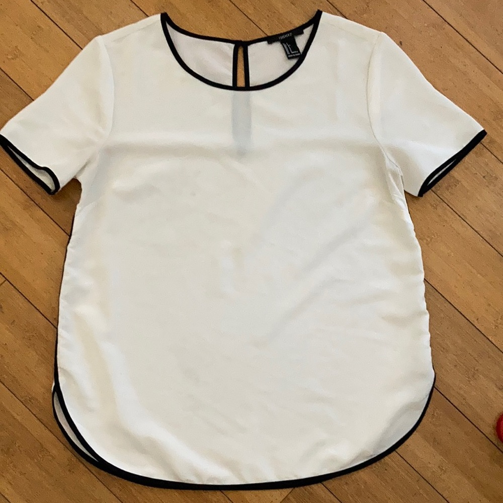 ❤️‍🔥 $5 ❤️‍🔥 or 3 /$12 ❤️‍🔥 White Polyester Forever 21 T-Shirt - Small